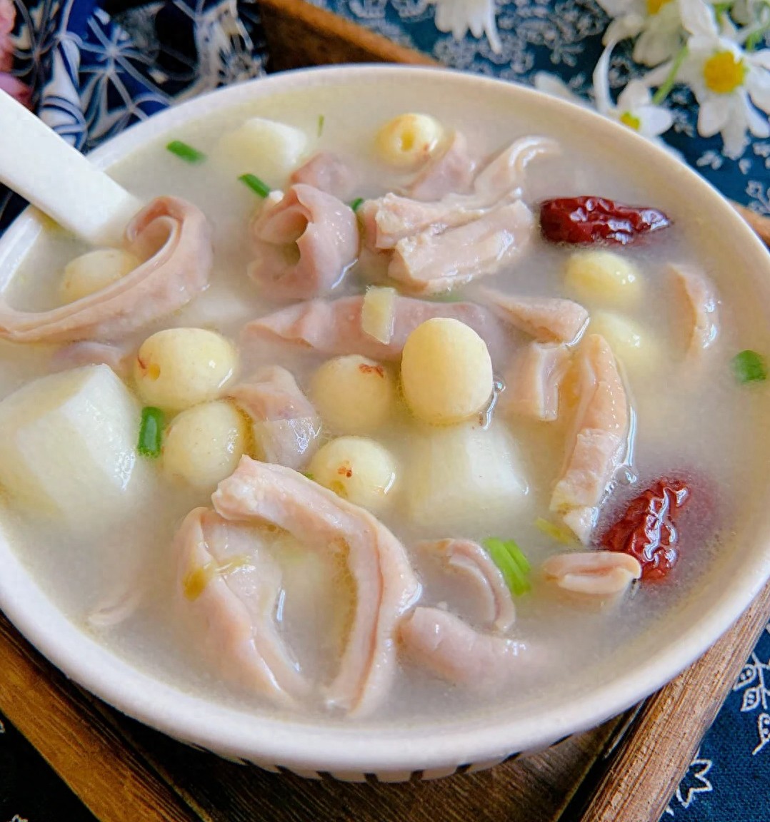 薏仁米网红过山肠猪肉鲜汤大肠羹图片银耳猪舌汤莲子烧芋头马蹄粉肠煲