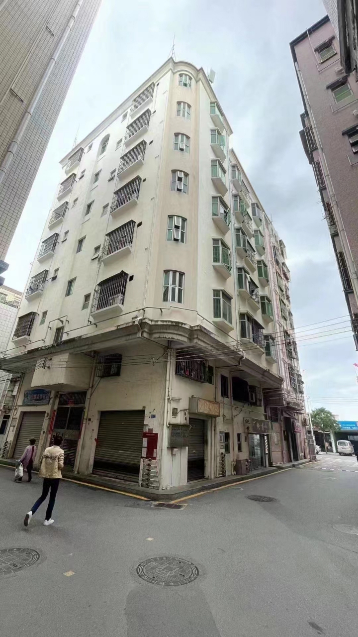 这栋在福永怀德村里!外观看着还是挺漂亮的!