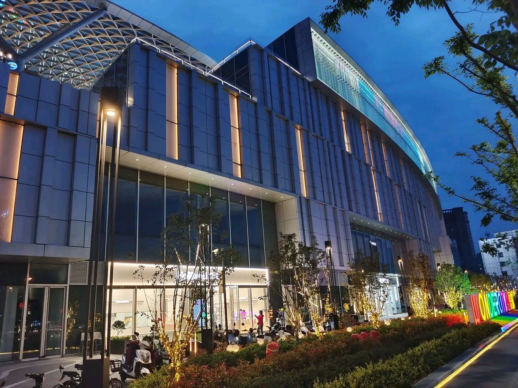 南京江北的虹悦城,开业好几年了江北也有虹悦城了,而且这里根本没有