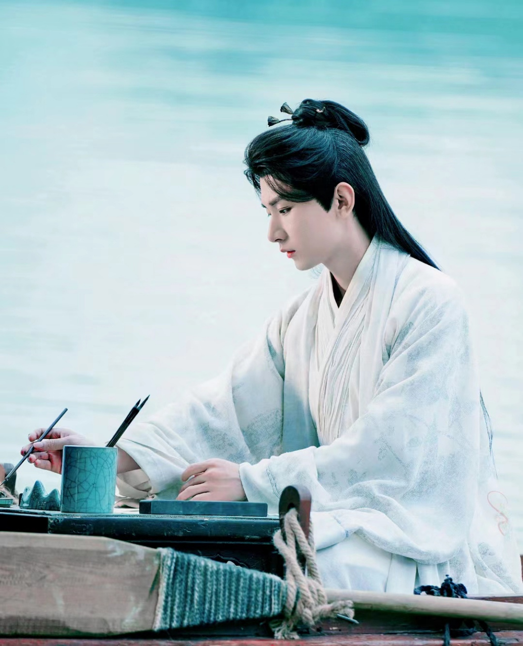 1:成毅后期还是以古装剧为主,但动作戏会少很多,他的腰受不了.