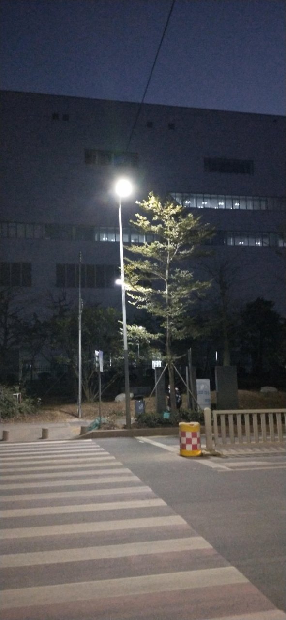 一个人在路边徘徊不定,走走停停,没有方向!