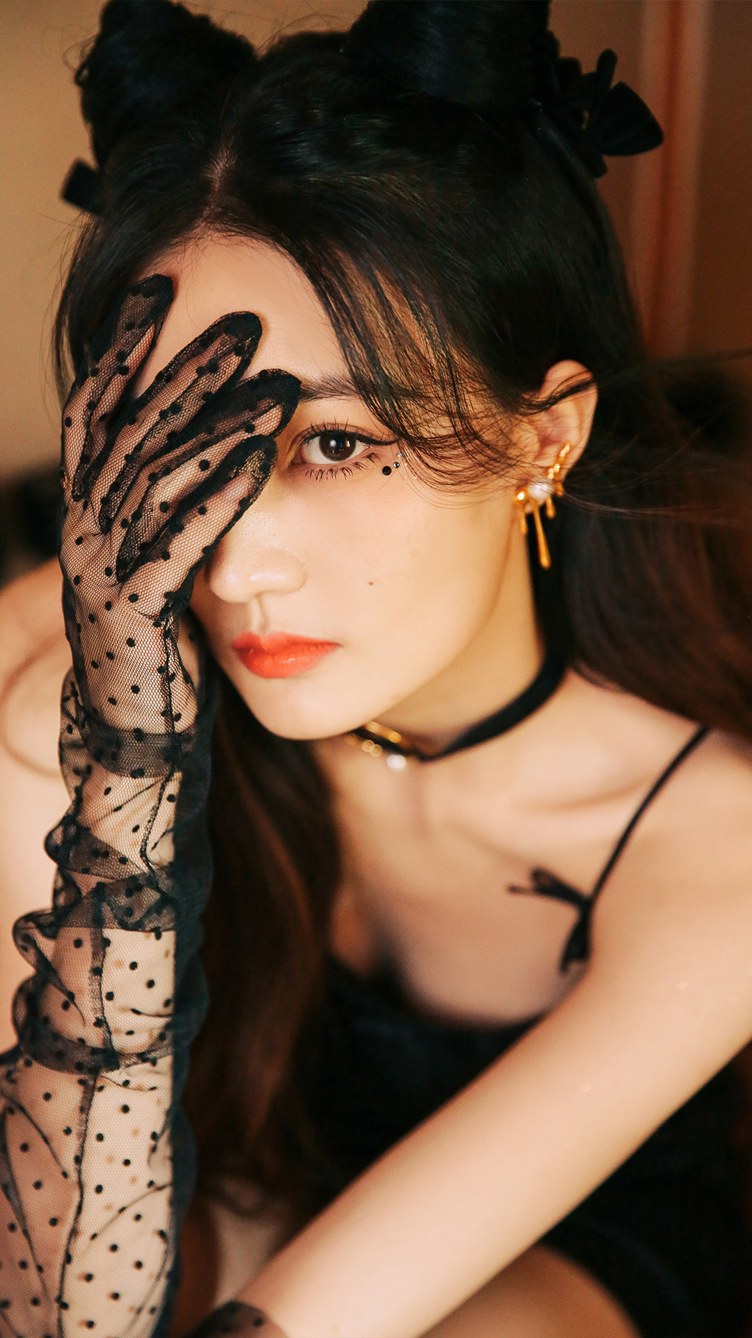 徐璐身穿黑色吊带紧身连衣裙性感妩媚,让人抵挡不住她的魅力