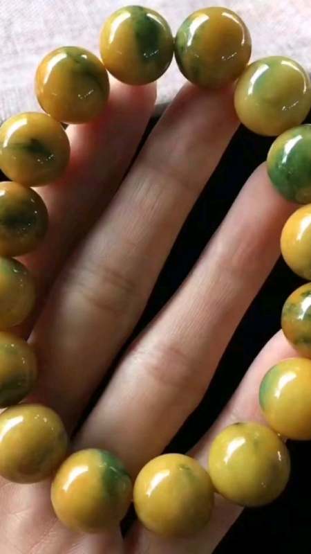 黄加绿的翡翠手串,先玩种,在玩色,最后在玩黄加绿,黄加绿的手串很难遇
