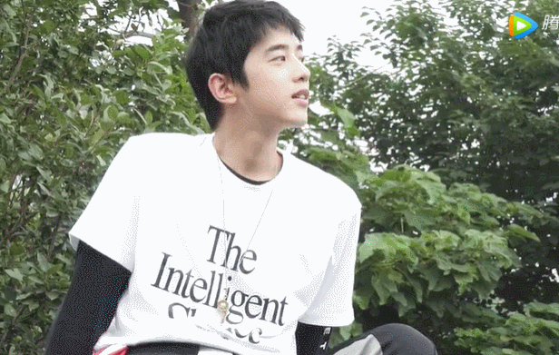 有些剧本确实充满槽点 其实,梁靖康特别适合校园偶像剧,独特的干净