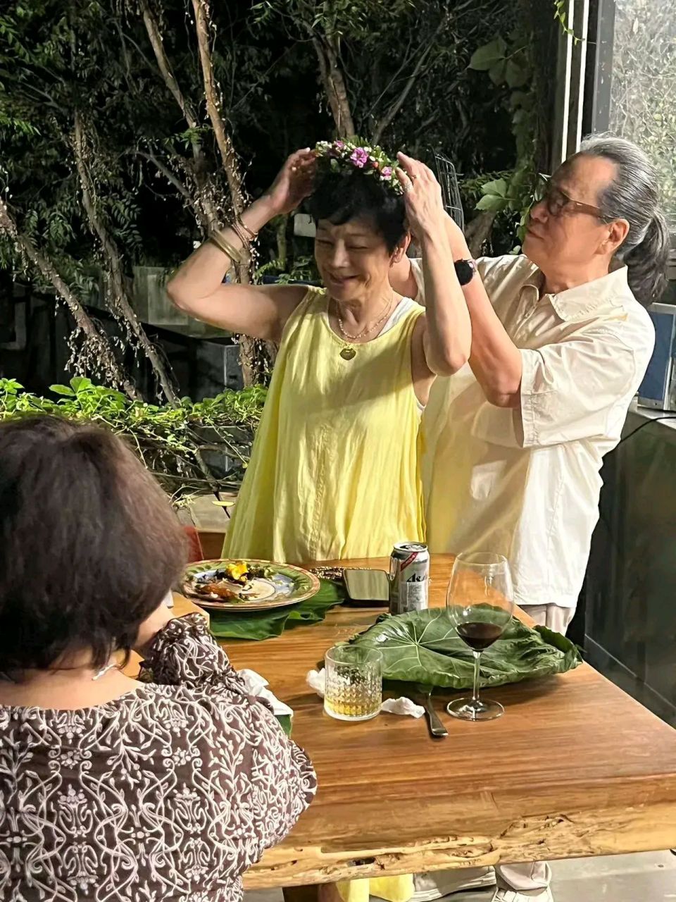 张艾嘉和老公一起庆祝70岁生日,老公为她戴上了花环,夫妻俩还现场亲吻