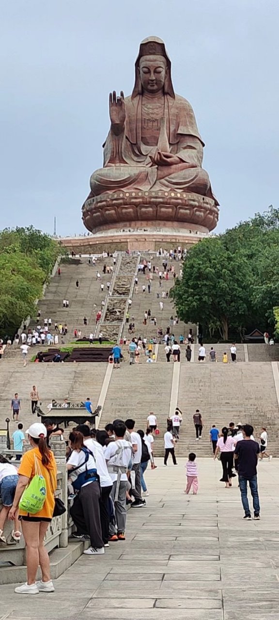 手持净瓶,挥洒甘露,近观稳坐莲花塔,远看犹如腾云半空中,观音菩萨慈悲