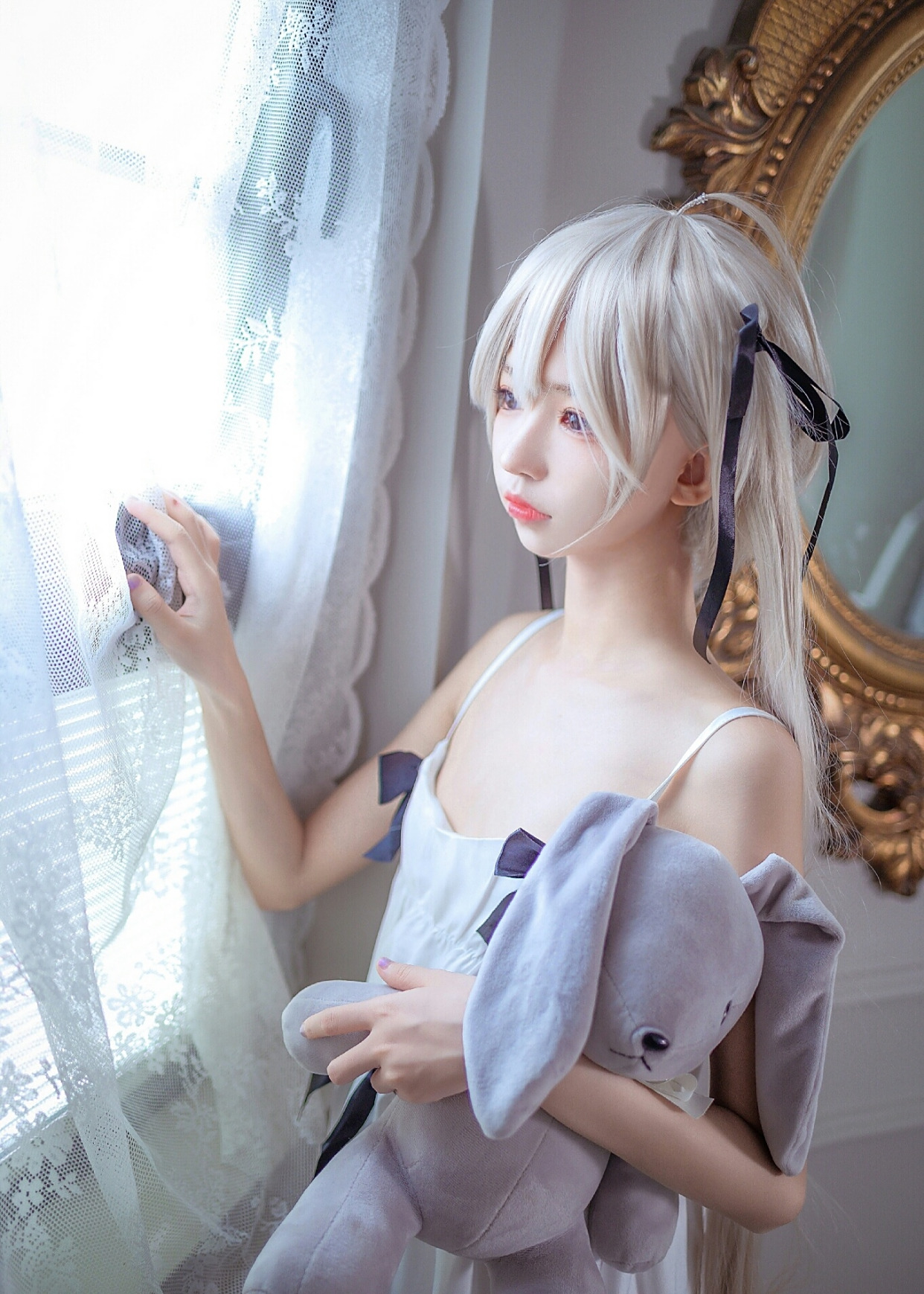 穿白色吊带睡裙的春日野穹,她刚睡醒的样子,甜到牙疼