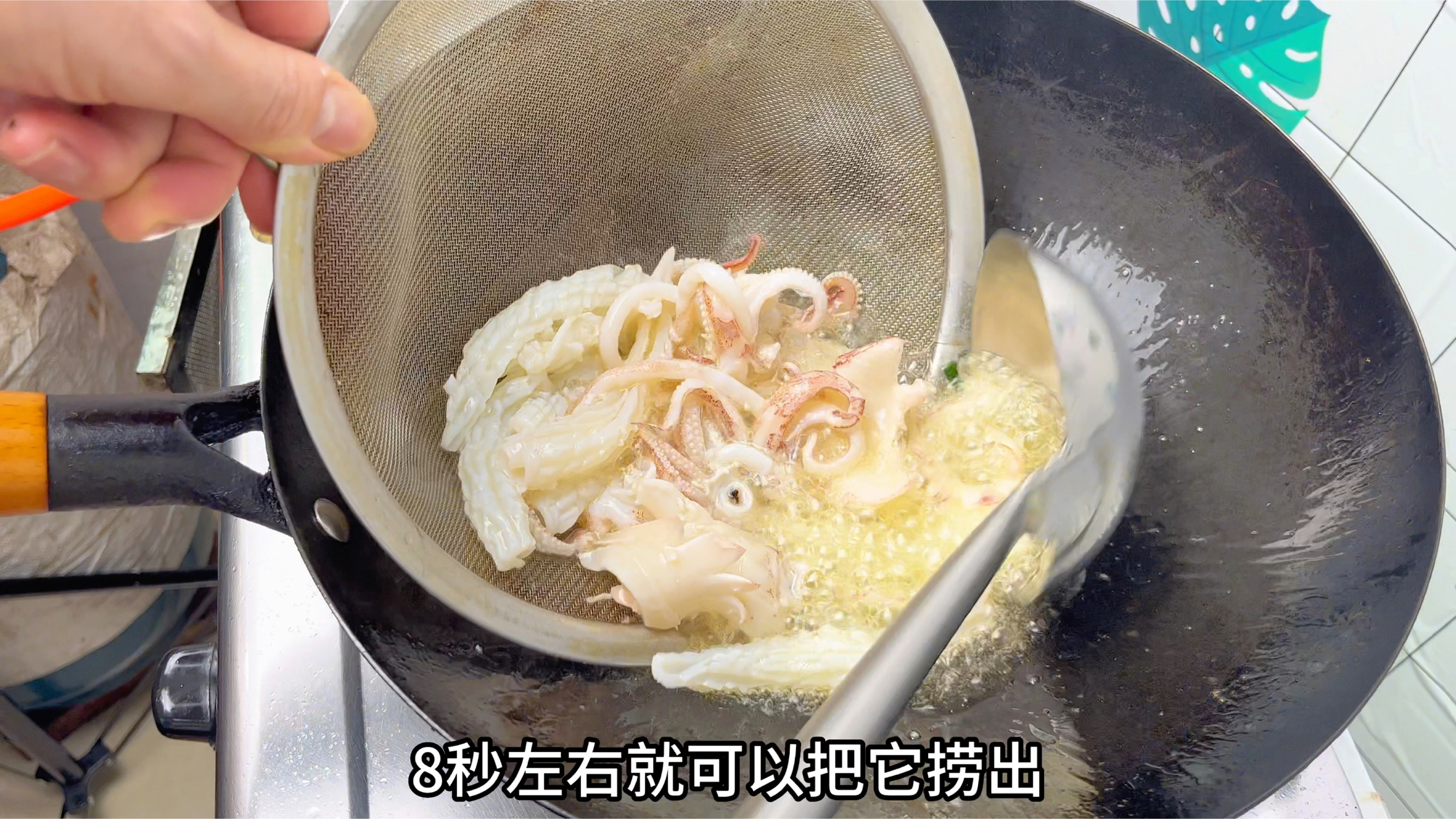 今天买了2个鱿鱼,做一道潮汕特色菜:油爆鱿鱼,脆嫩爽口