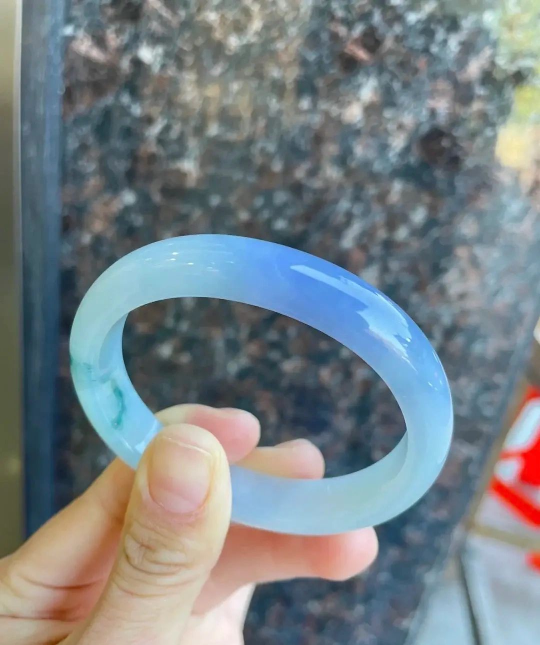 梦幻蓝紫色的翡翠手镯,它深蓝色变微紫非常独特 翡翠手镯「话题」