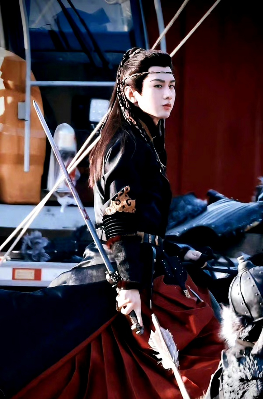 成毅《英雄志》路透这身衣服太入眼了,温文儒雅中带点桀骜不驯.