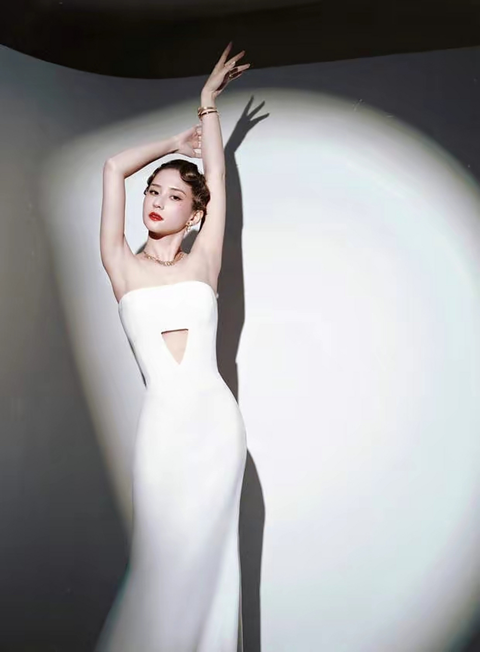 何超莲变身复古港风美女 戴黄金珠宝腹部镂空好性感    6月28日,何超