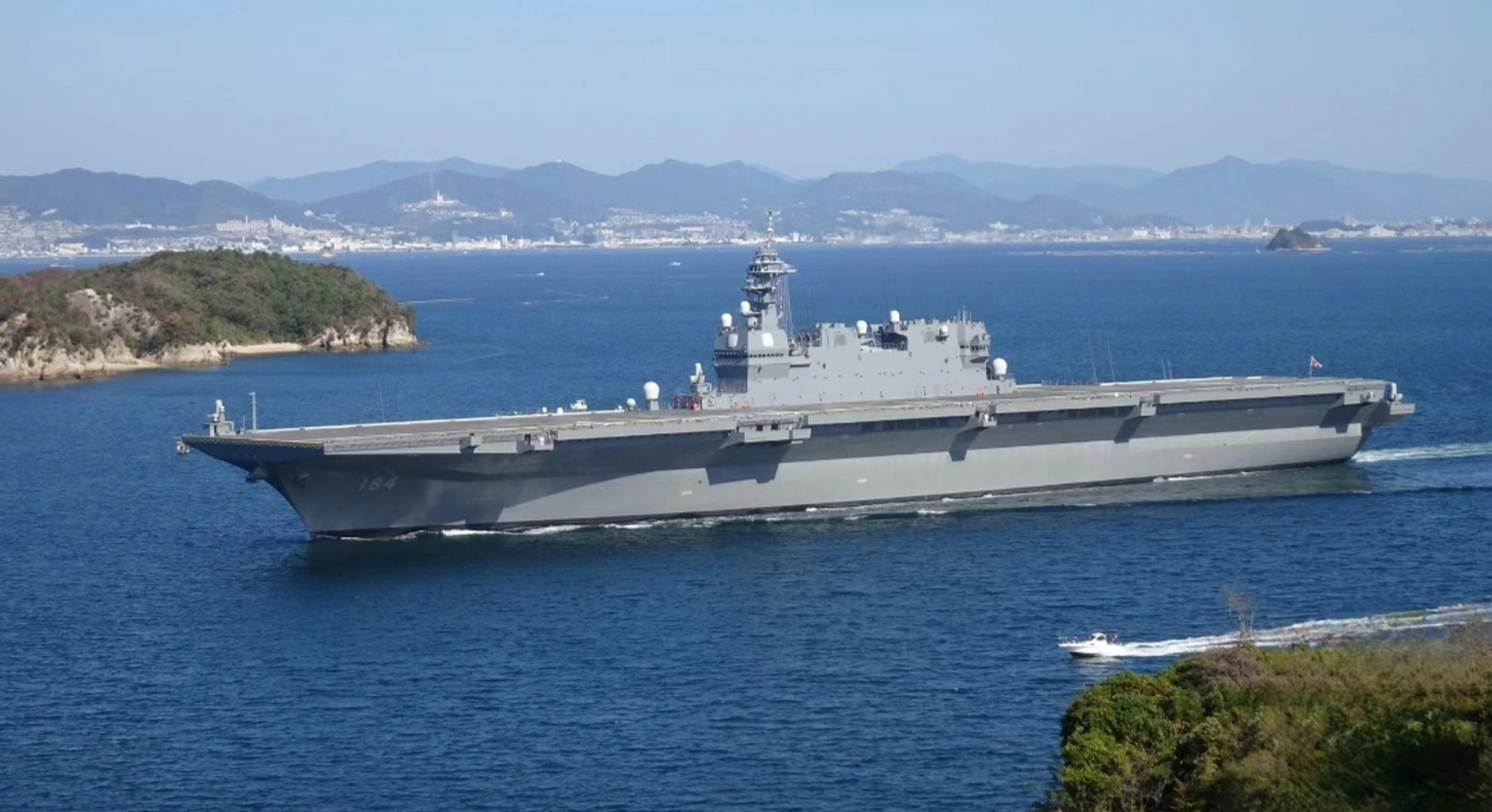 日本加贺号直升机驱逐舰通过航母化改装,已经彻底变成了一艘准航母.