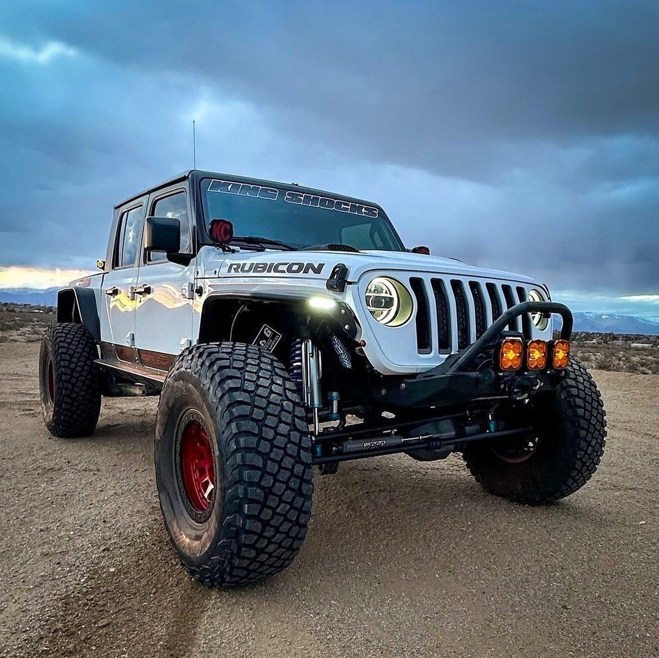 jeep角斗士皮卡白色改装 适合长途赛事的改装风格