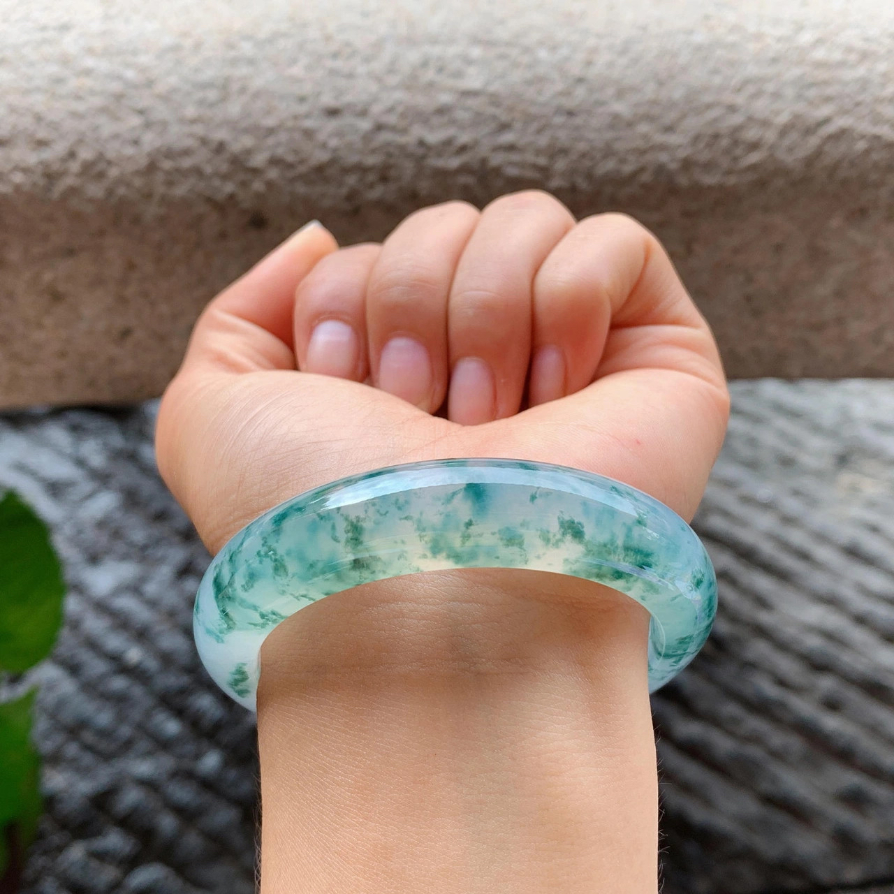 翡翠冰种飘花翡翠手镯,通透如水,荧光透亮,质地细腻,细嫩润滑