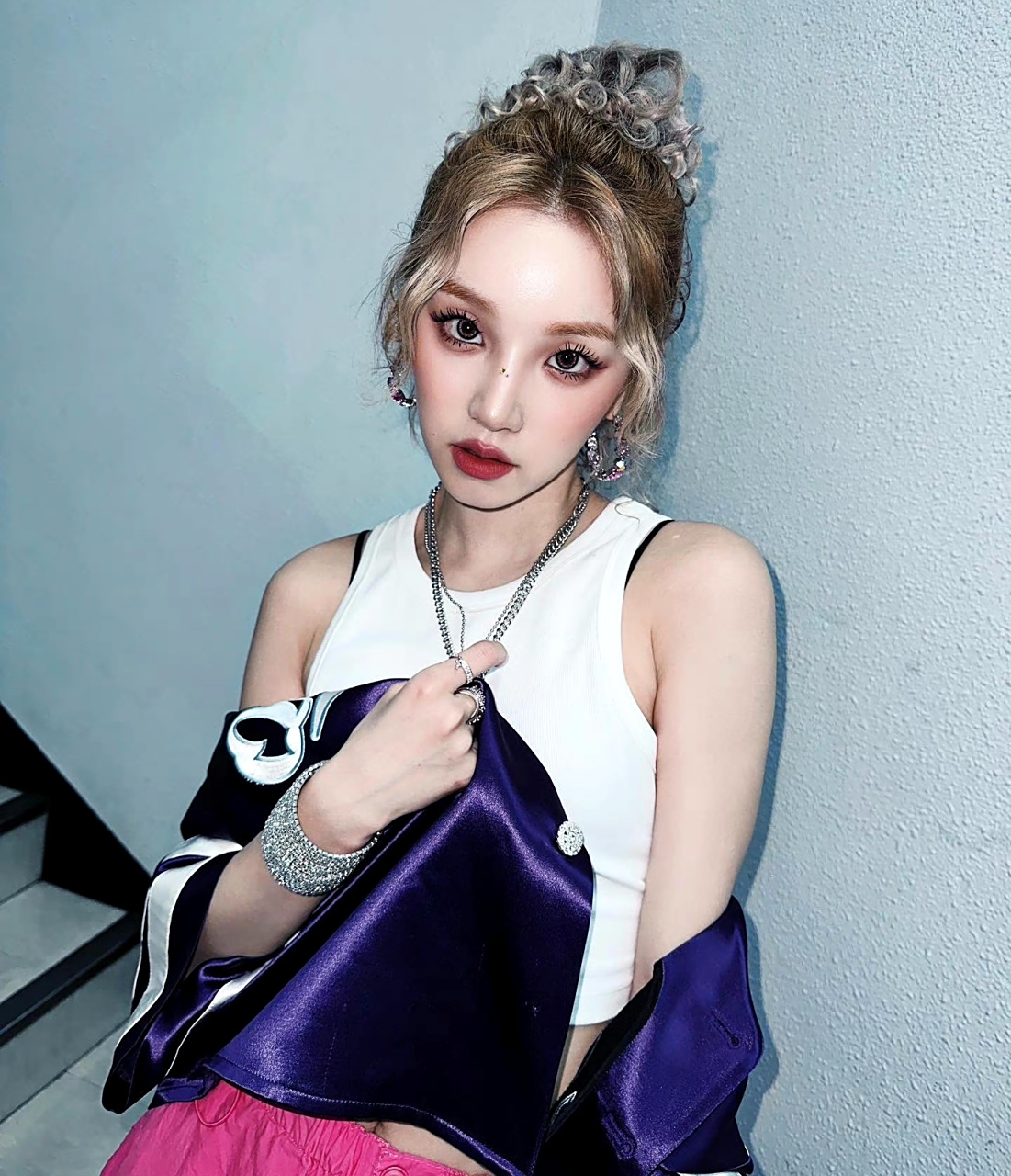 宋雨琦的腹肌线条, 白色背心搭配粉色工装裤又美又飒,微烟熏眼妆尽显