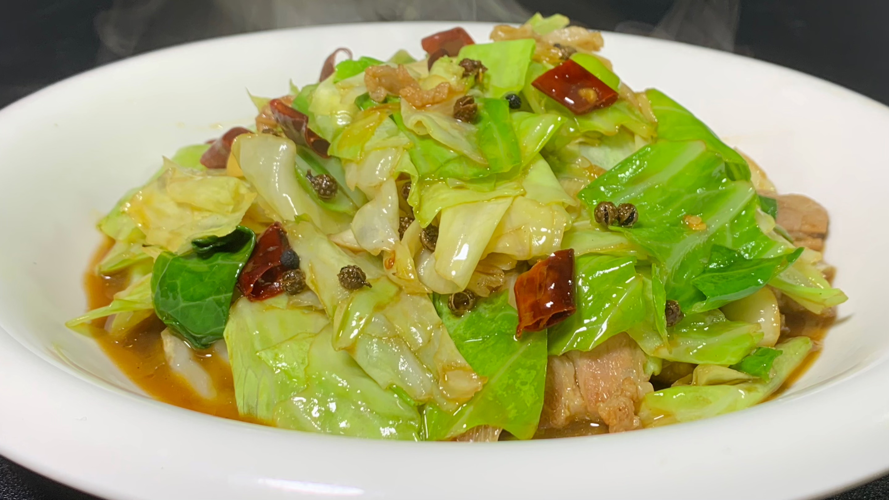 酒店行政总厨分享手撕包菜的做法，这烹饪技术，看完不服都不行