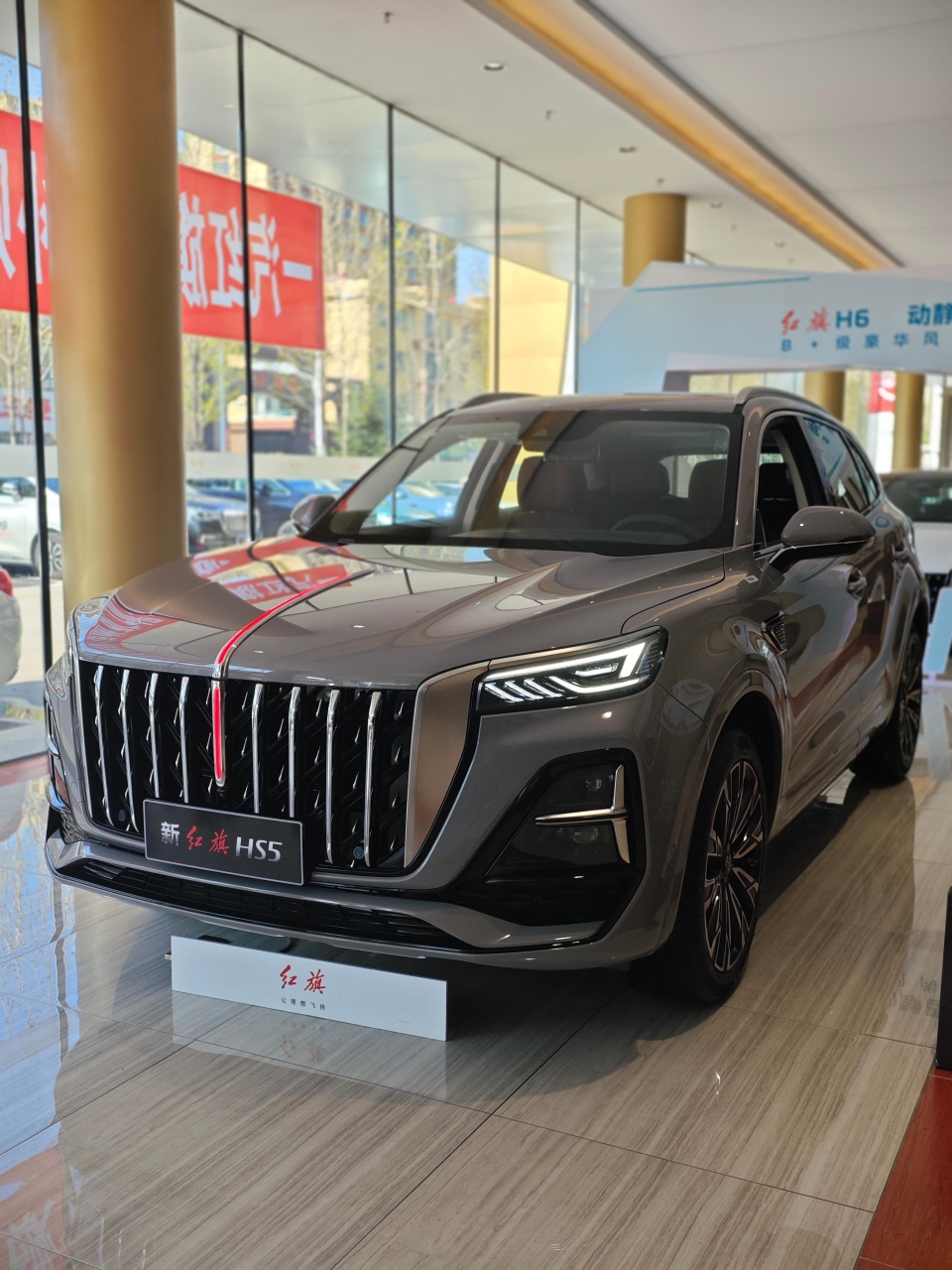 前几天看新款红旗hs5时,感觉这车真不错!