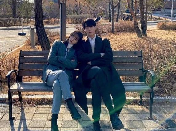 柳俊烈李惠利宣布分手,三天前分享同款手机壳,网友:不允许分手