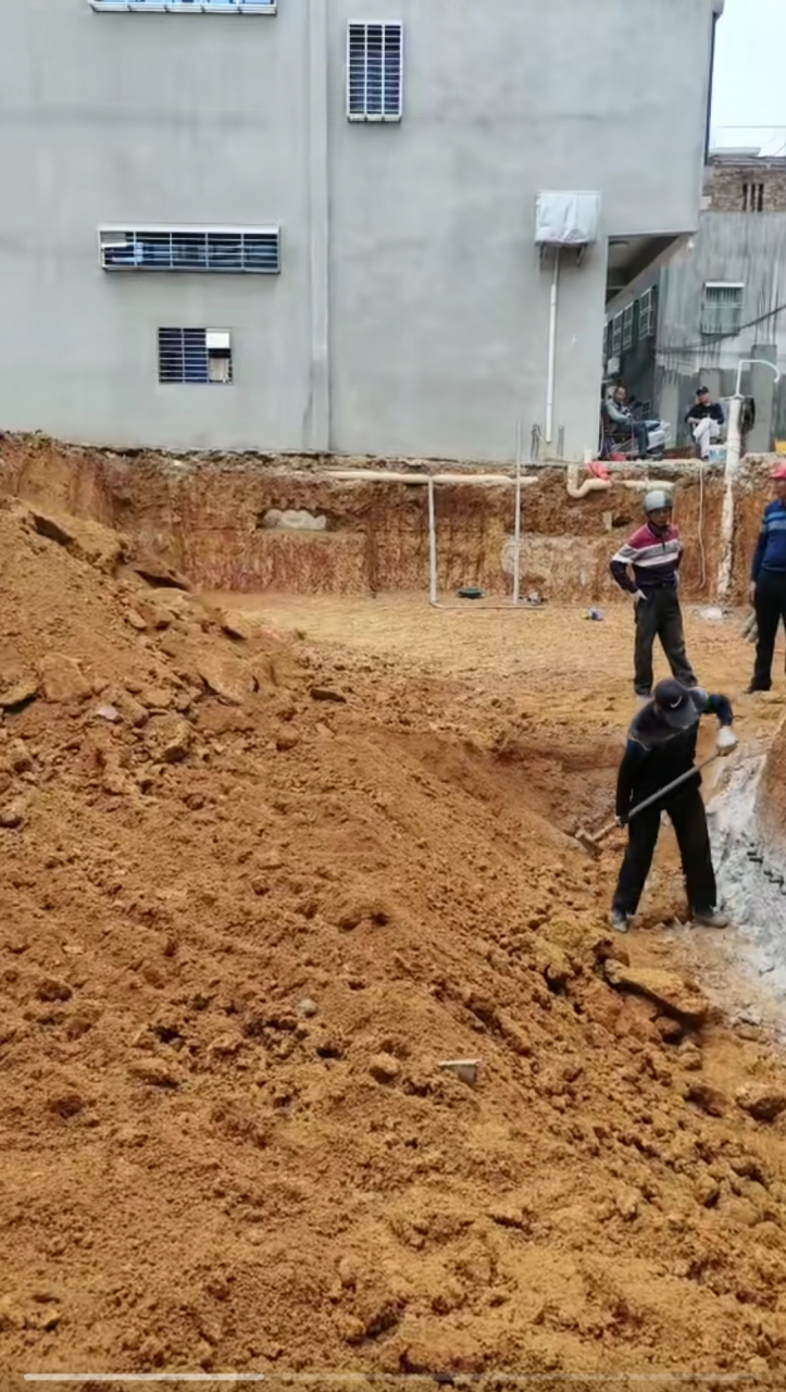 盖房子挖地基,挖出了大石头,师傅抡大锤砸掉它!