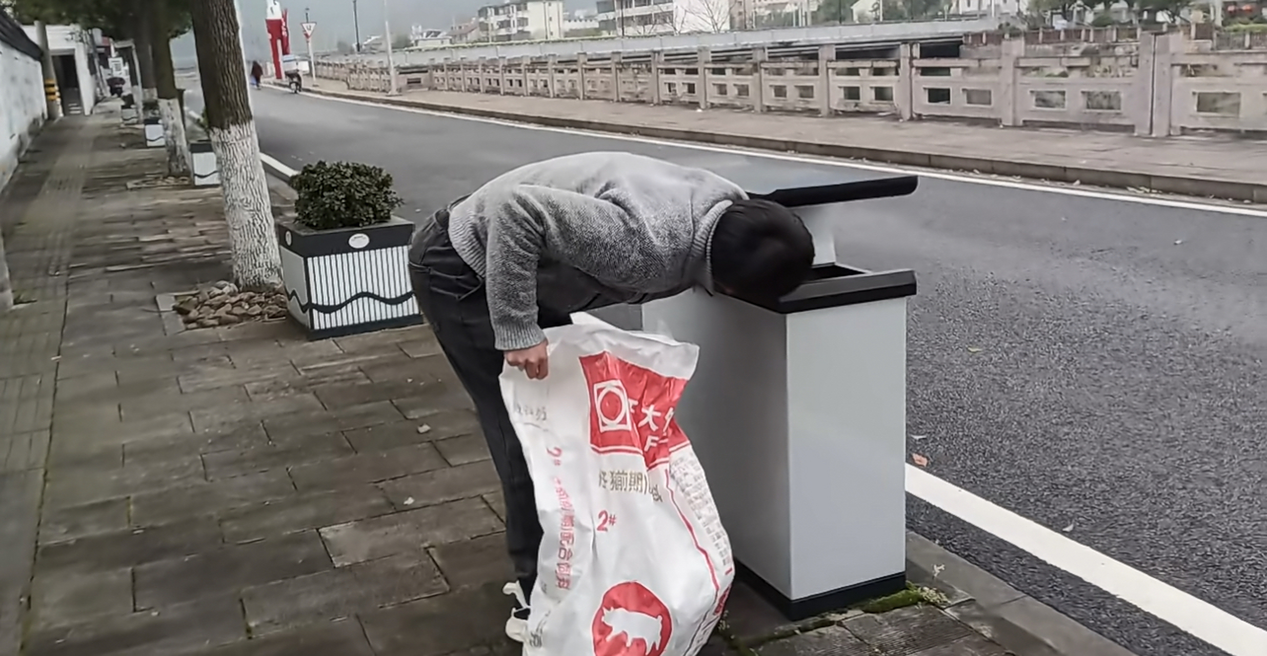 " 记者:"支撑你捡垃圾的动