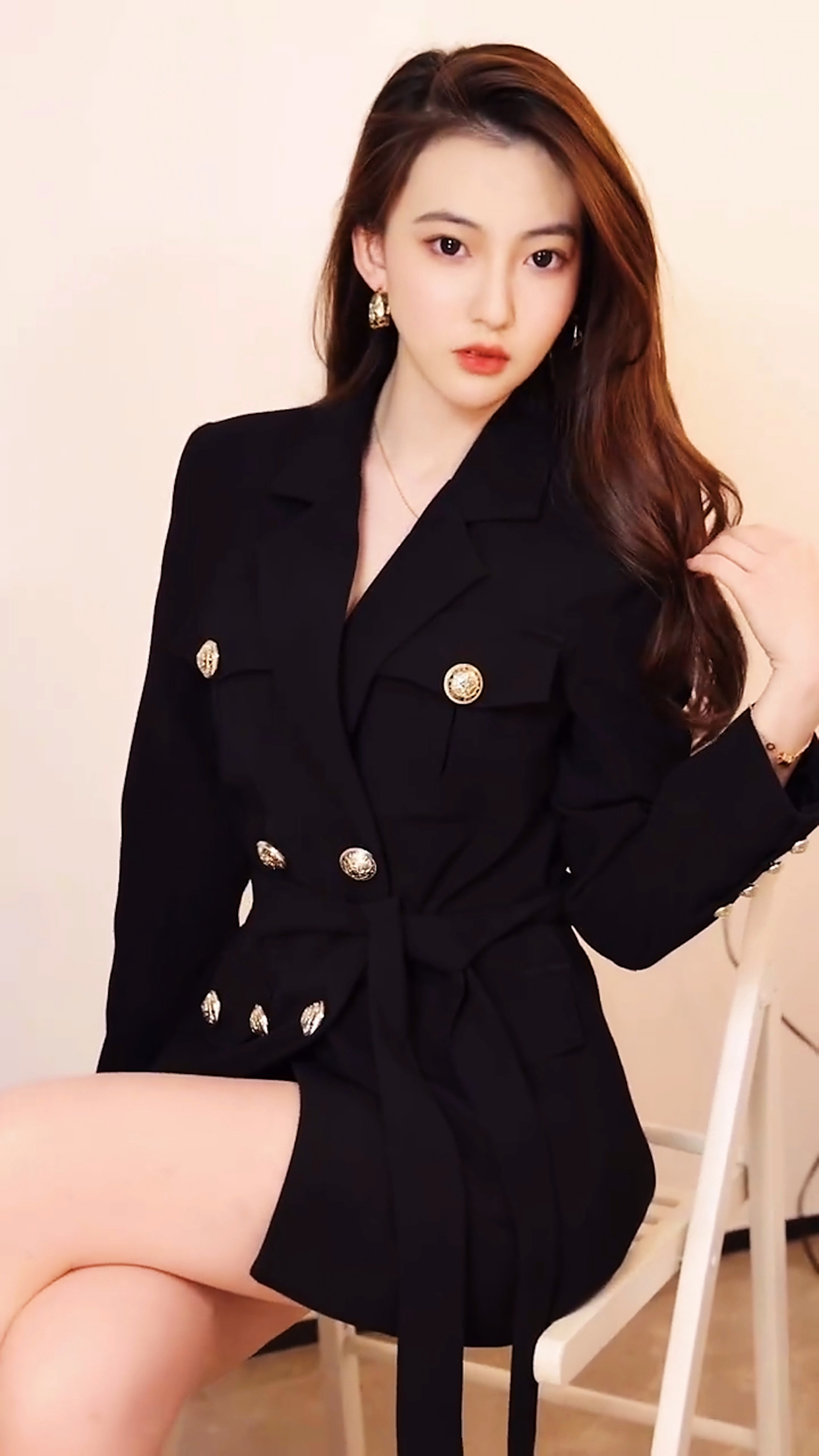 有这样性感的霸道女总裁,你会几点下班?