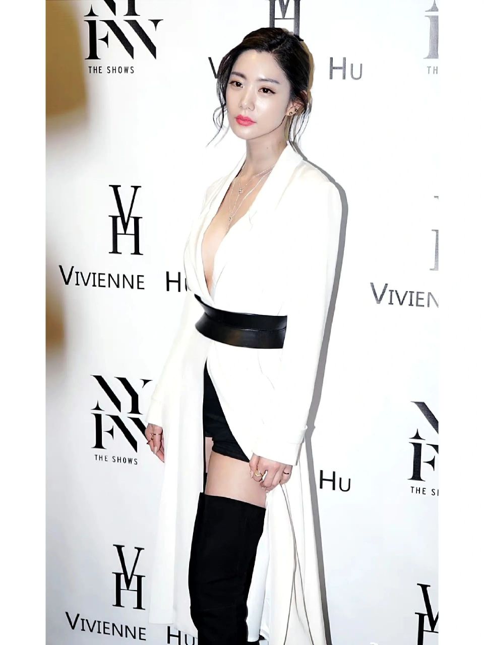 韩星克拉拉可真敢穿,白色v领西服裙尽显好身材,飒爽不失女人味,魅力