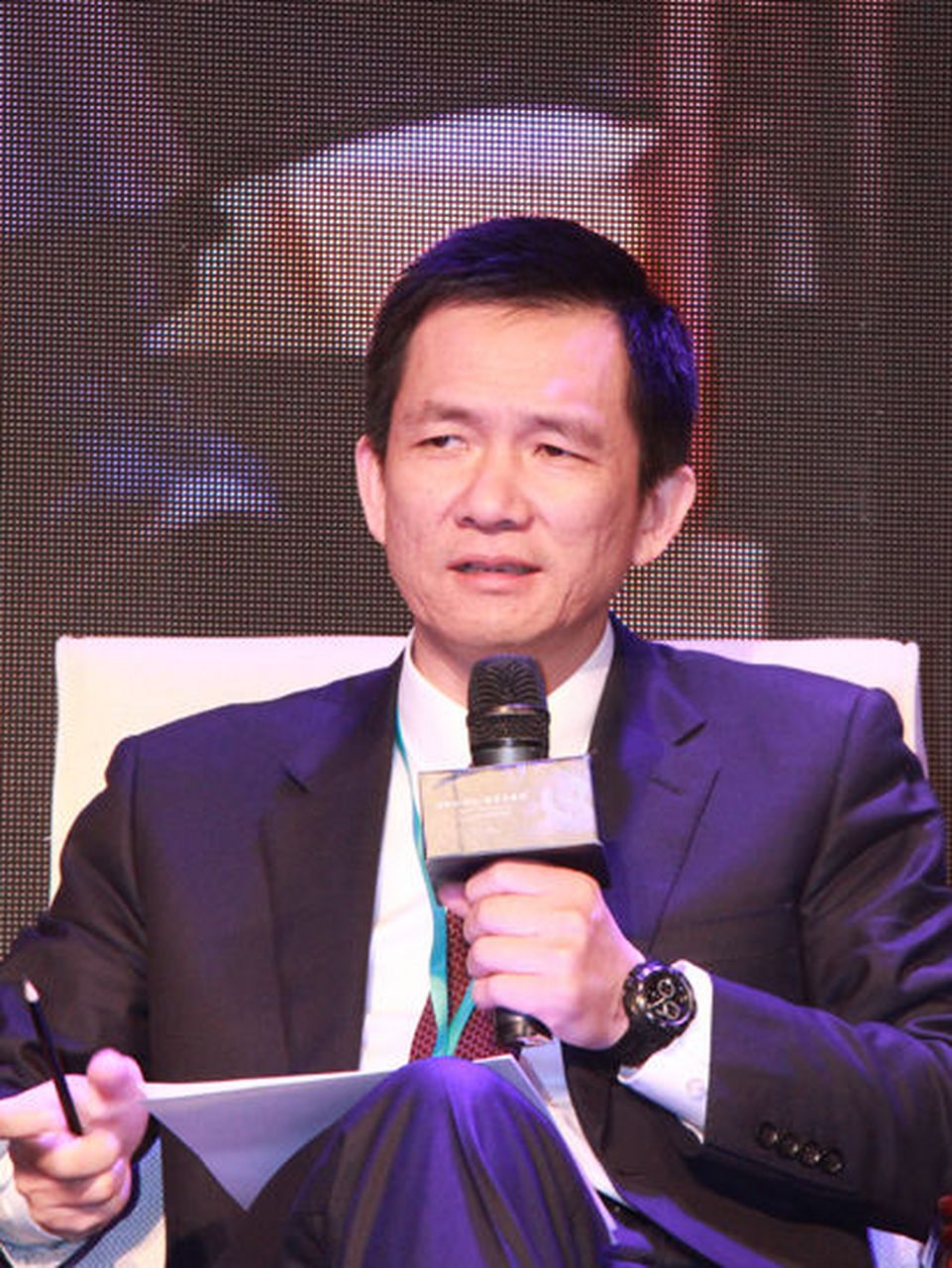 像我们那一代人,一个班35个人,有三分之一的同学家里就是种地的