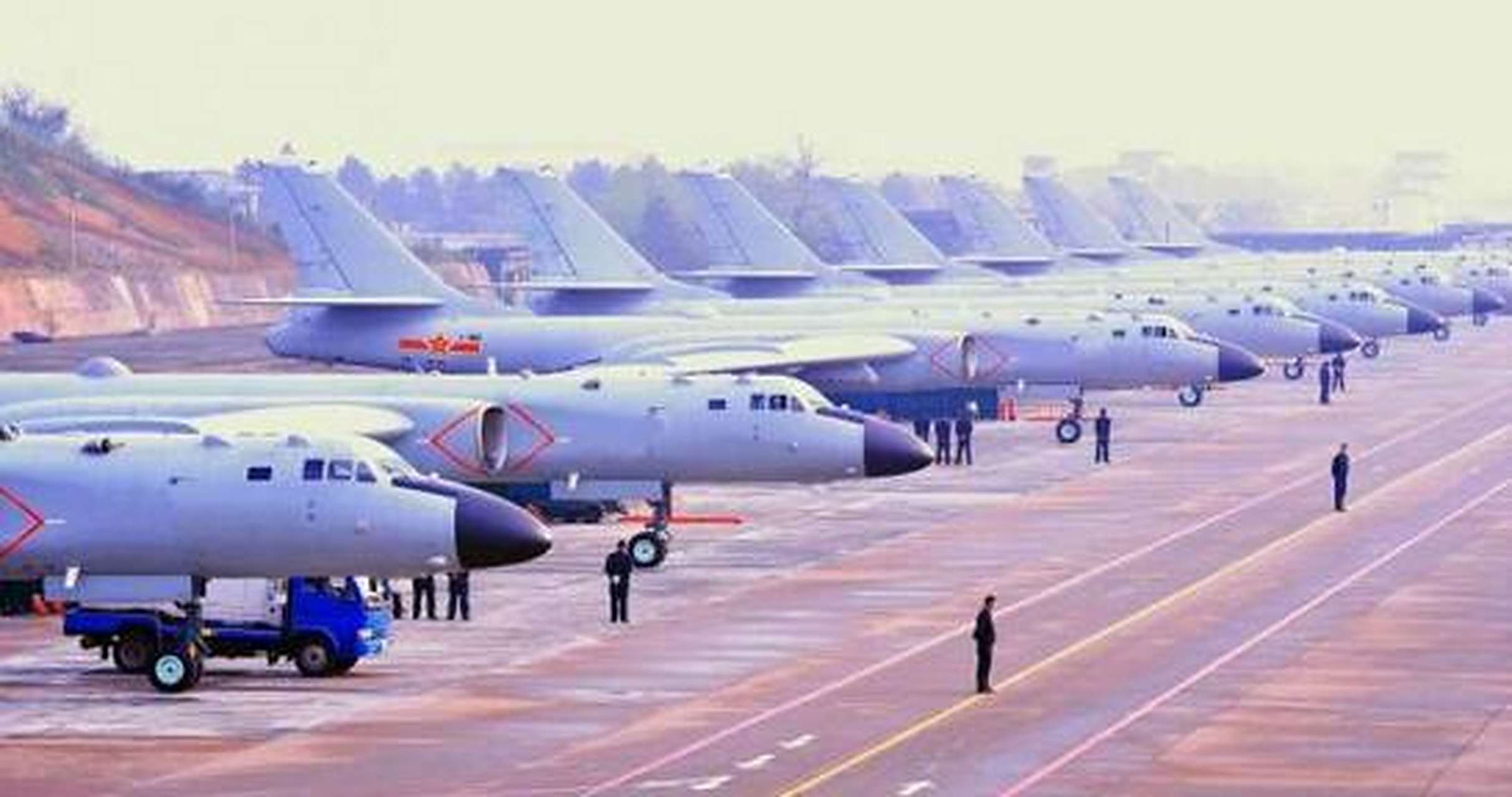 空八师在人民解放军空军全部3个轰炸机师中实力应该是最强的,执行绕飞