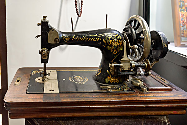 过去农村娶老婆必备家庭缝纫机,如今怎么样了?