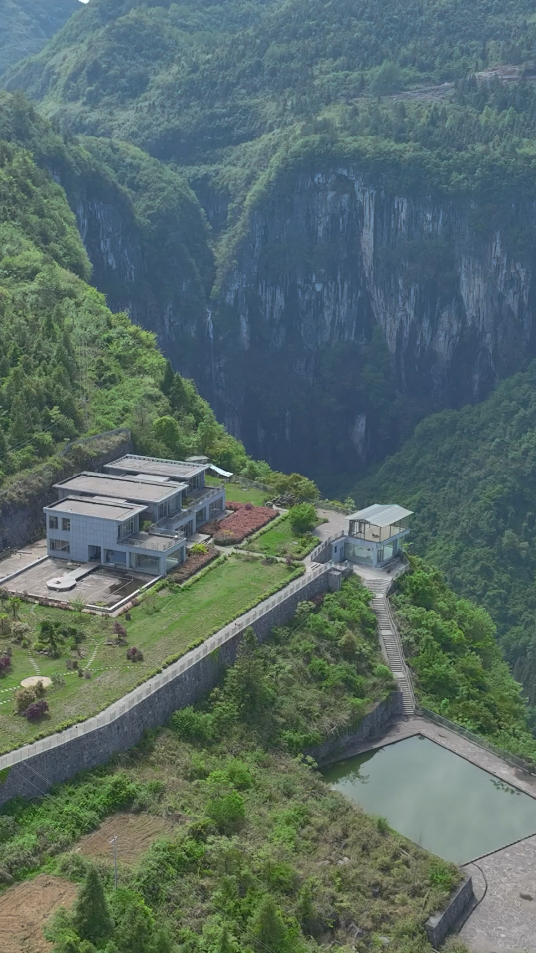 湖南悬崖峭壁之上的人家,犹如人间仙境世外桃源一般,多少人向往的生活