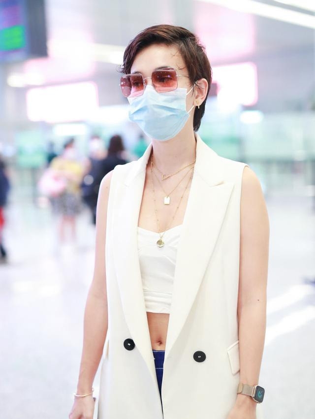 卢靖姗短发造型搭配露脐装,漂亮又优雅