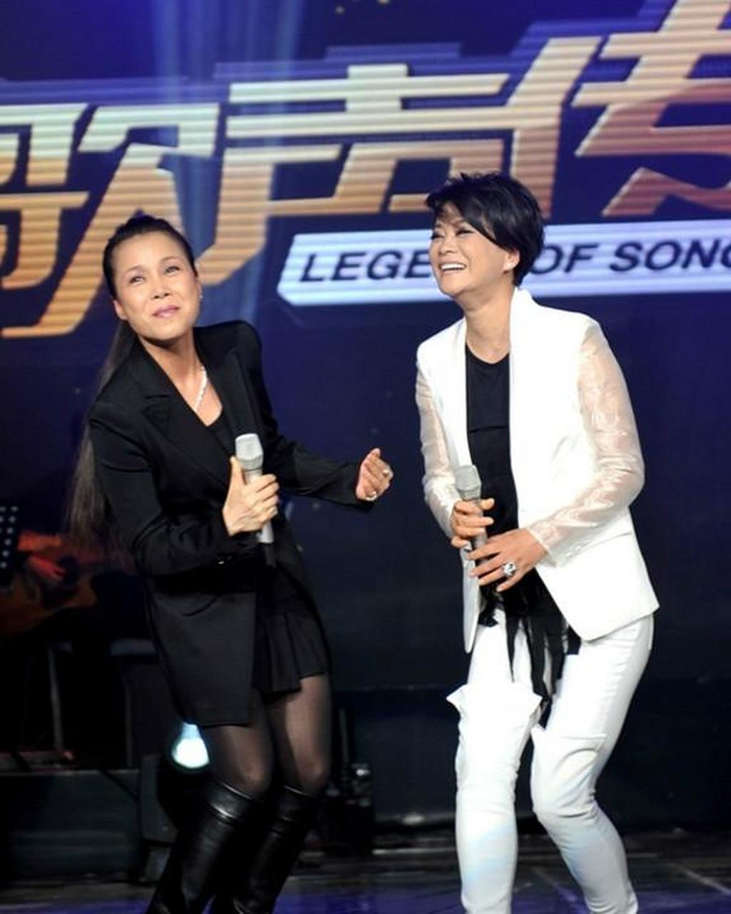 56岁田震同框60岁毛阿敏!一个脸僵到认不出,一个自然老去超优雅