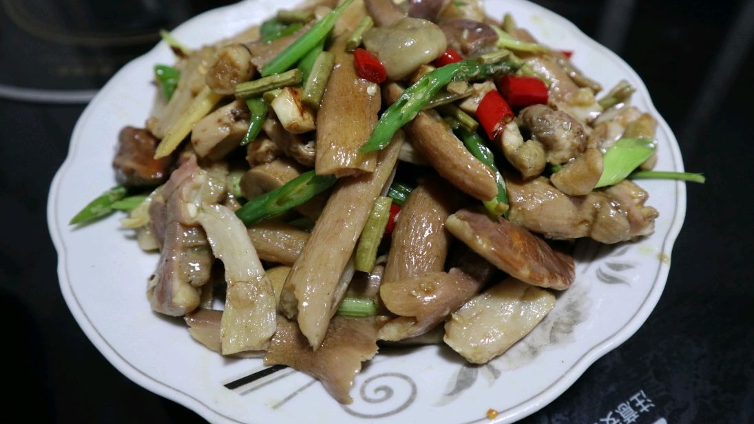 鲜炒牛肝菌外加小鸡炖蘑菇,鲜香四溢,阿松吃了两碗白米饭