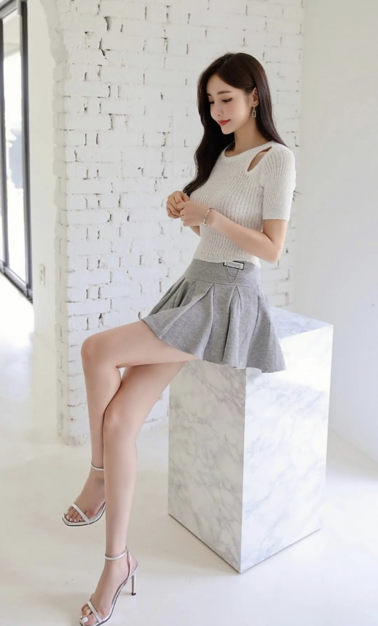 孙允珠,紧身白色上衣搭配灰色超短裙,性感诱人#仲夏消暑这样穿# #时尚