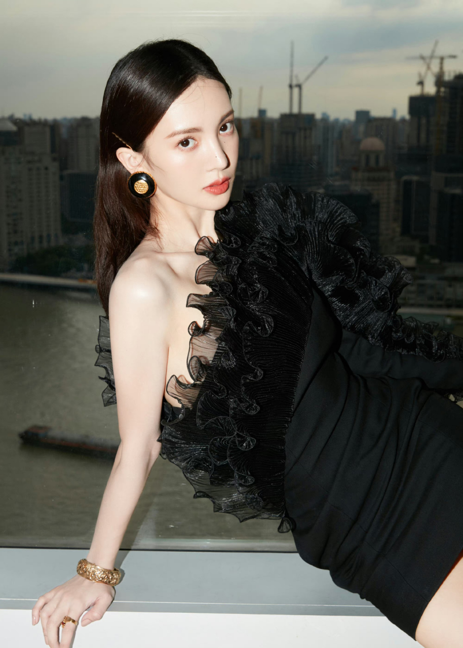 金晨 大长腿 一字带高跟凉鞋[爱你][爱你] 676767#金晨