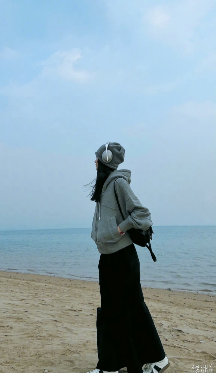 宋轶海边随拍,灰色穿搭清新浪漫. #宋轶