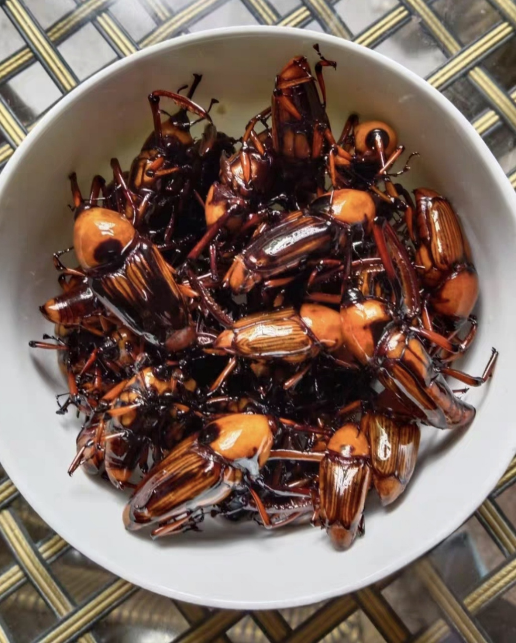 生活在竹笋上的笋虫,只吃嫩笋为食,每到夏季竹林中就非常多,油炸酥脆