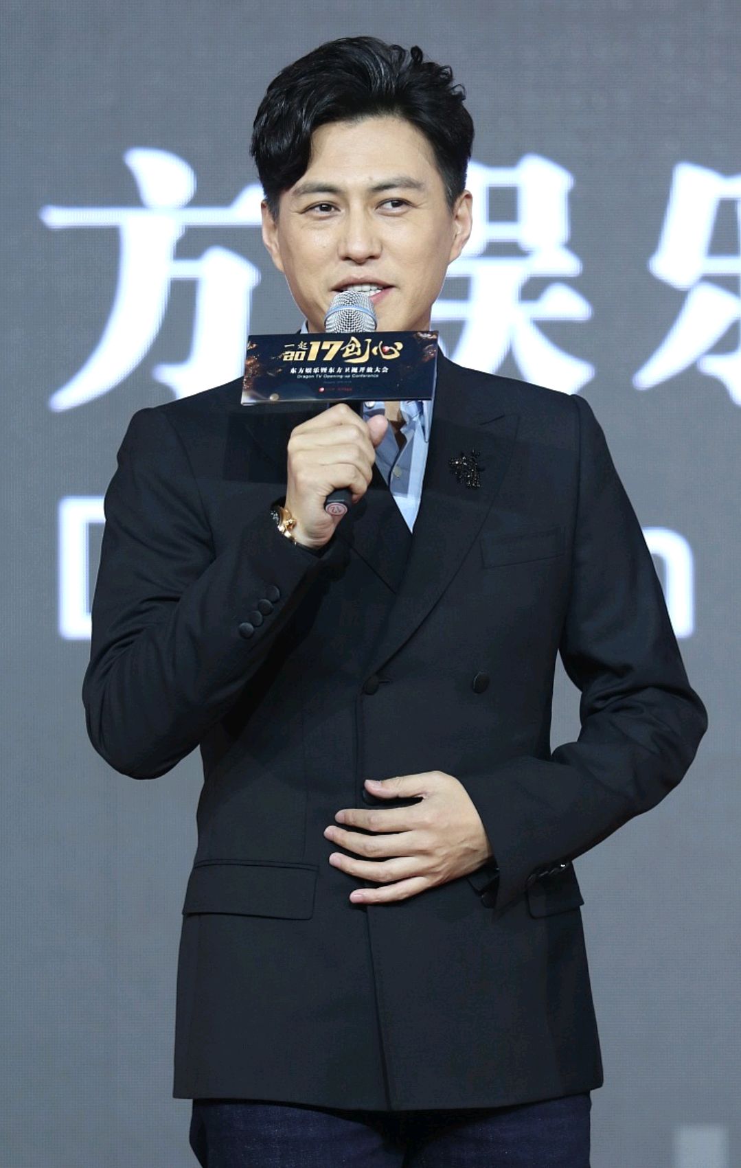 老男神靳东戴600万手表,开600万豪车,他的生活过得太幸福了