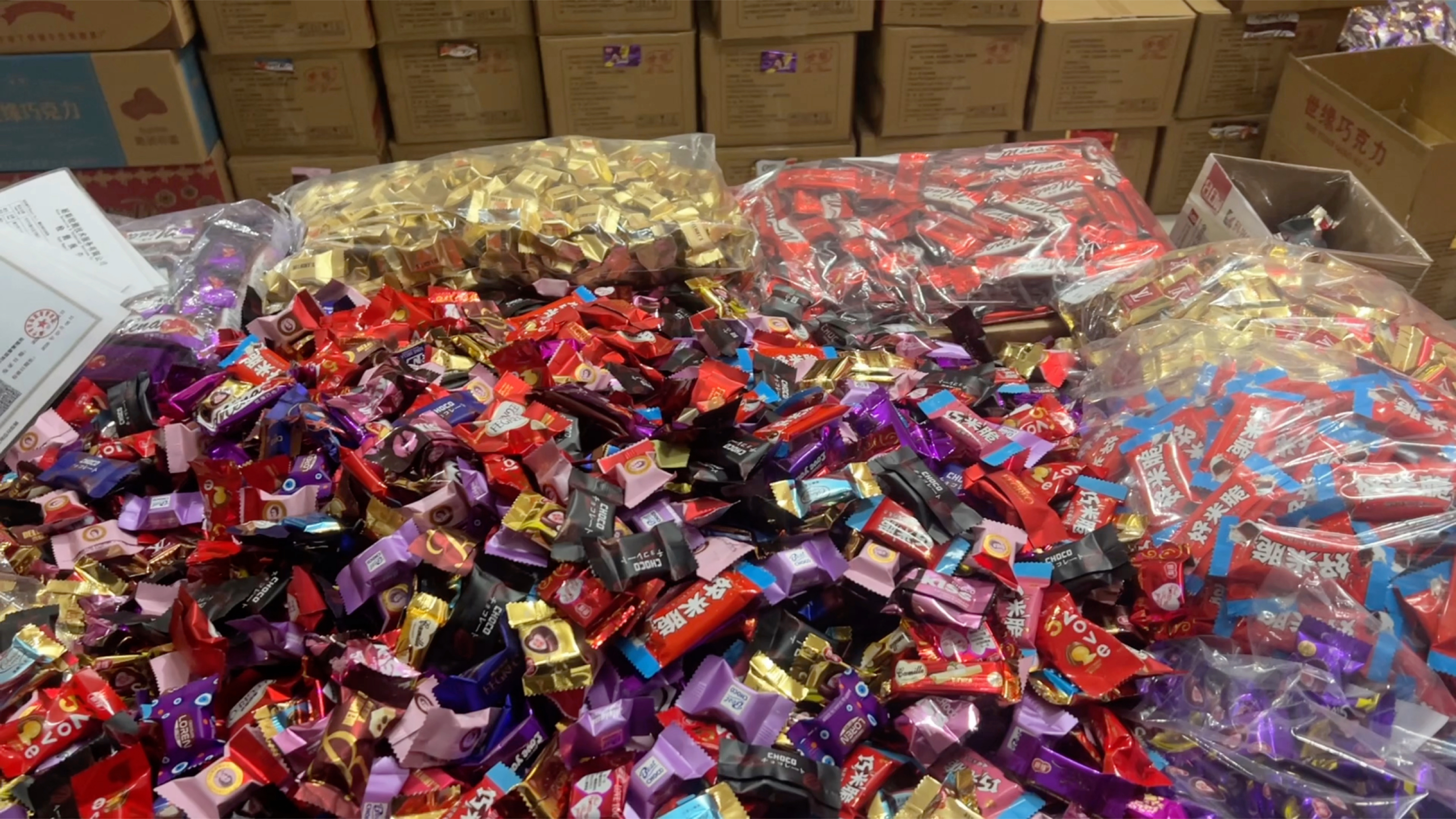 巧克力超市卖几十一斤,在我们这拿货8.5一斤,一天也能赚大几千