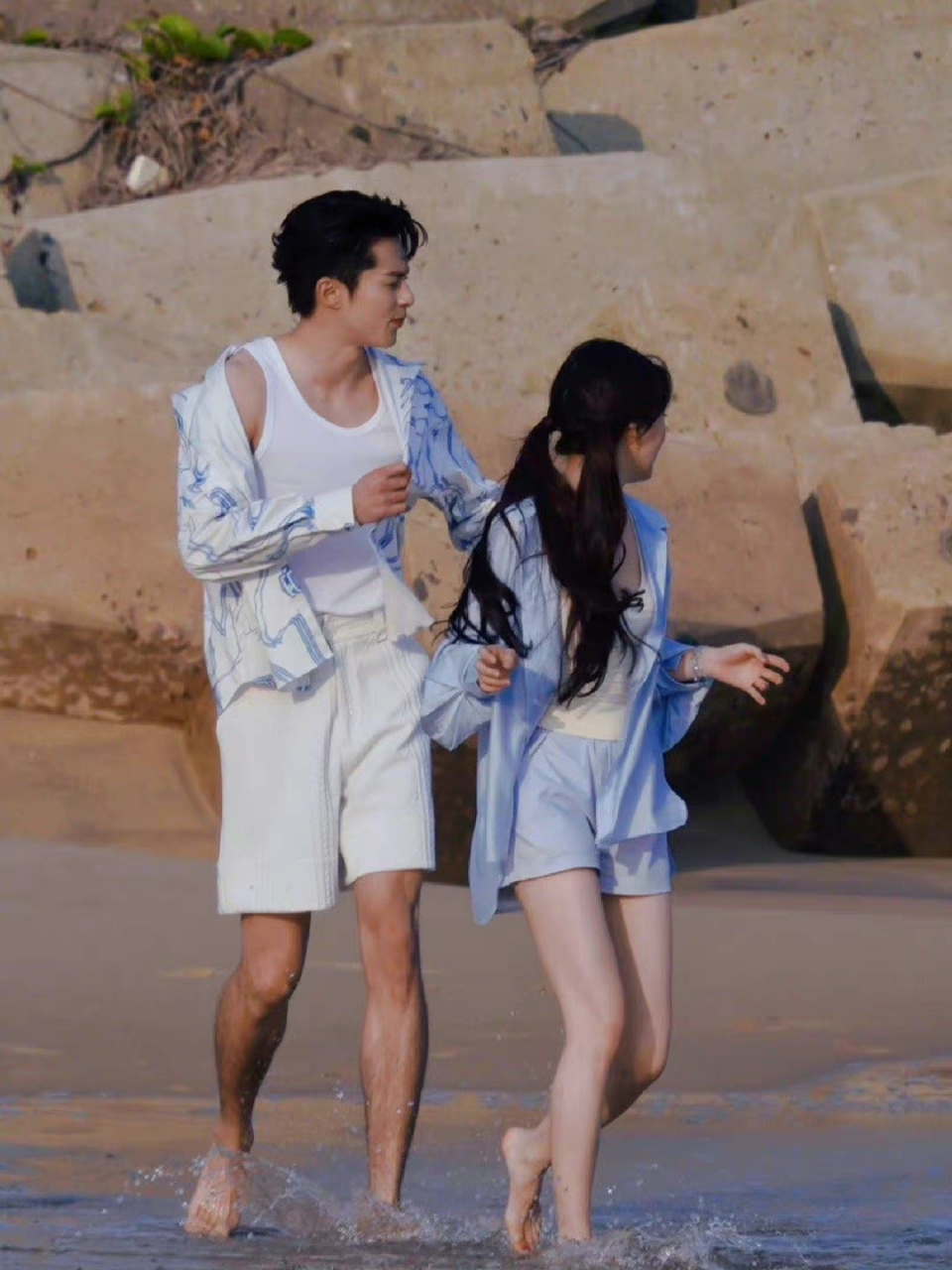 真的好想要赵露思的这件衬衫,看起来质感好好!