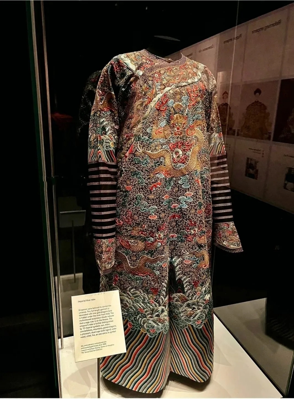 大英搏物馆收藏:嘉庆帝龙袍.清朝的衣服,都有一股 僵尸的气息.