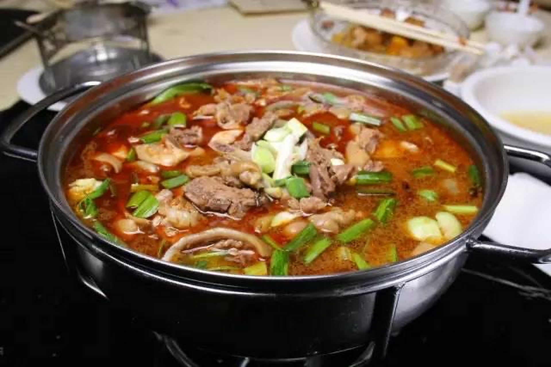 贵州豆米火锅 原料: 五花肉5干克,四季豆7500克,猪筒骨5千克,西红柿片