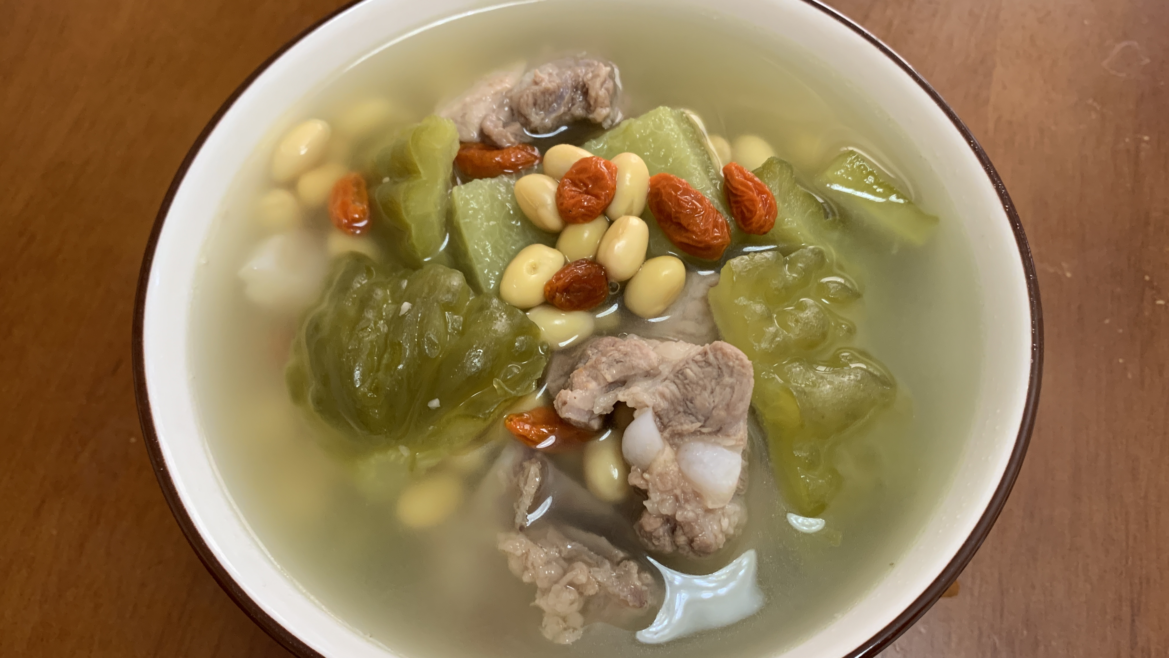 广东阿姨又煲汤啦 黄豆苦瓜排骨汤 味道鲜美 略有苦味 孙女都爱喝