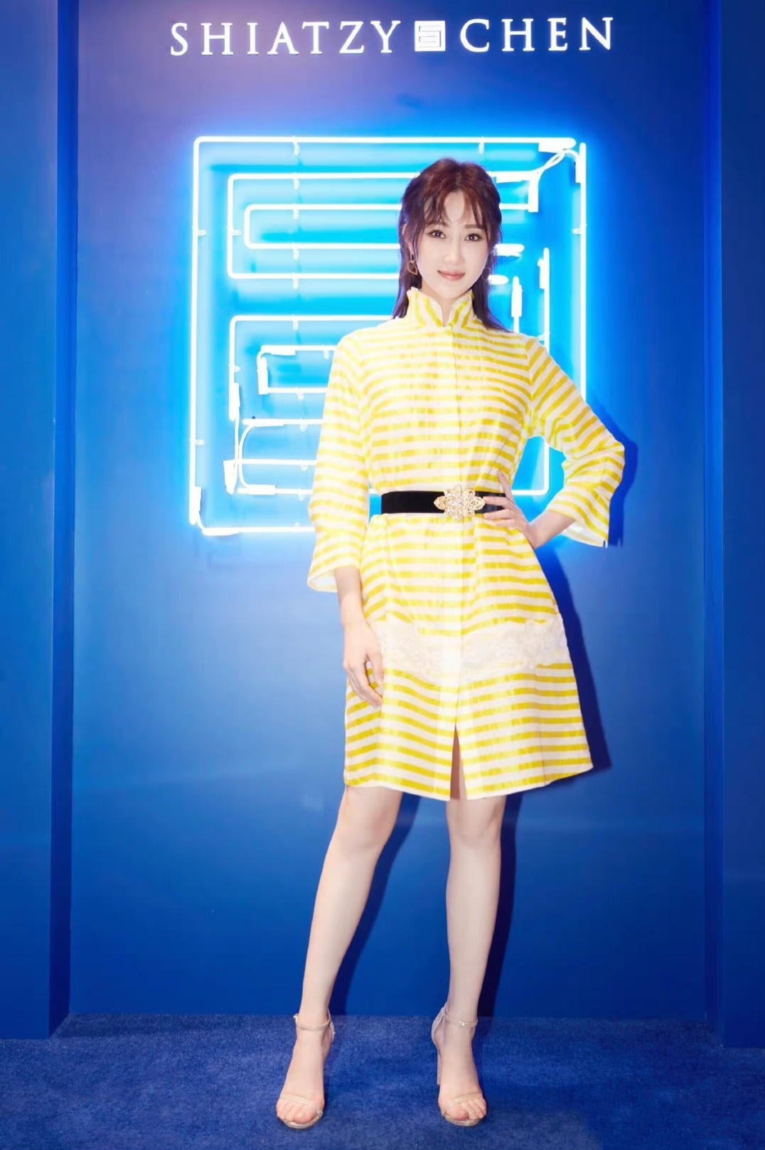 美女林鹏出席活动大秀美足