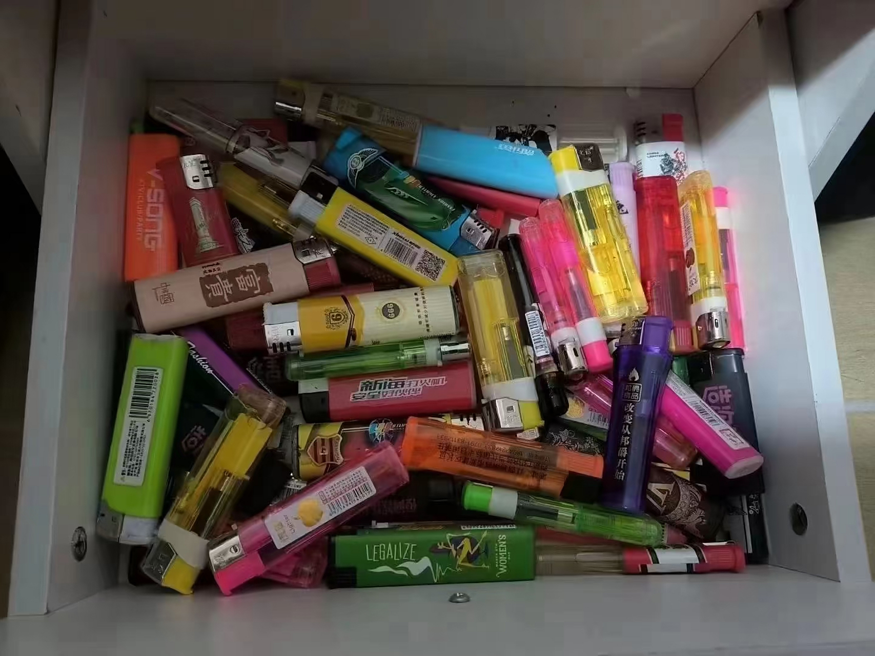 我不抽烟 ,但是我喜欢顺朋友的打火机, 因为我不抽