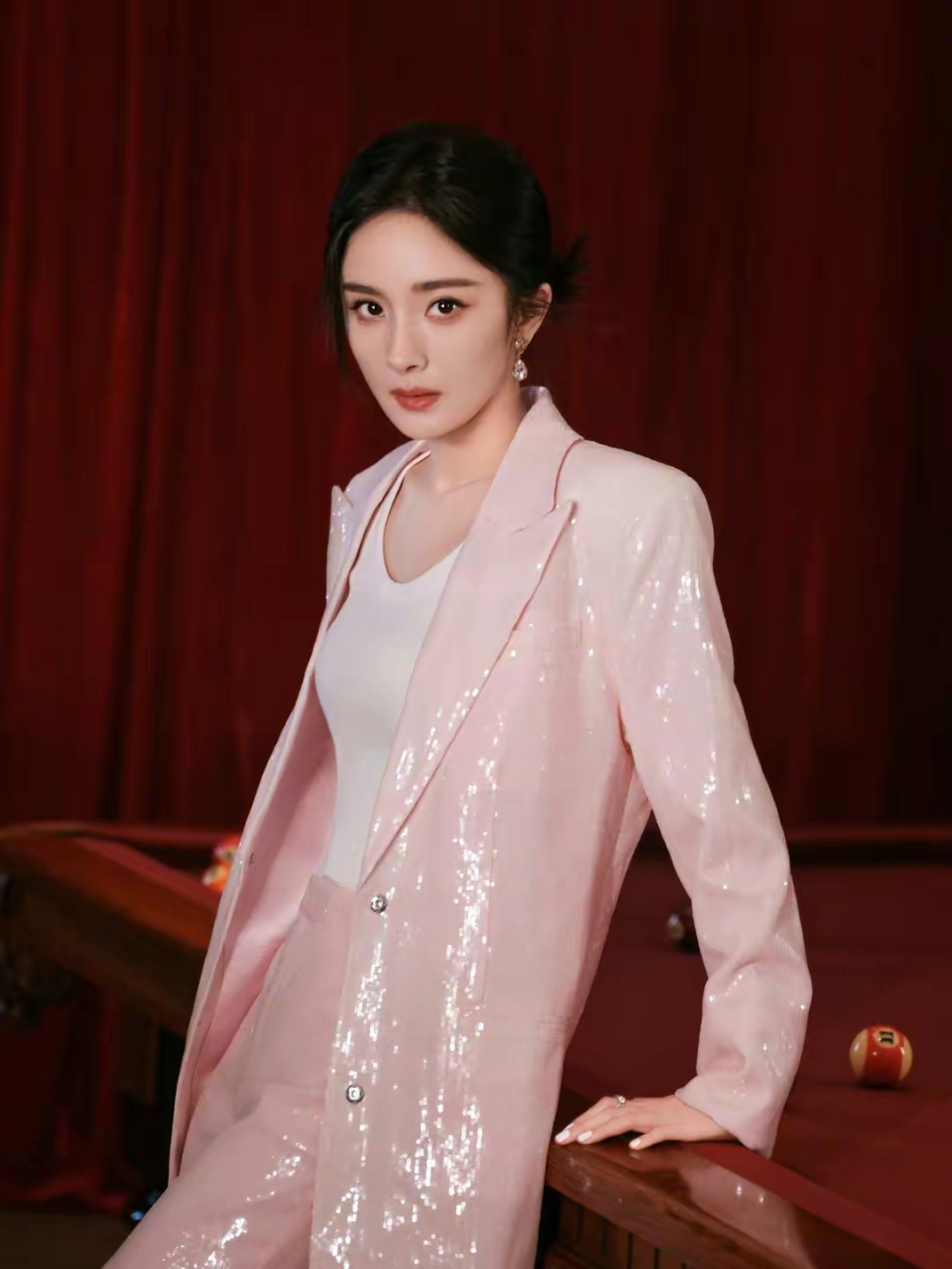 近日杨幂一组身穿粉色亮片西装的台球大片曝光,引起网友的热议.