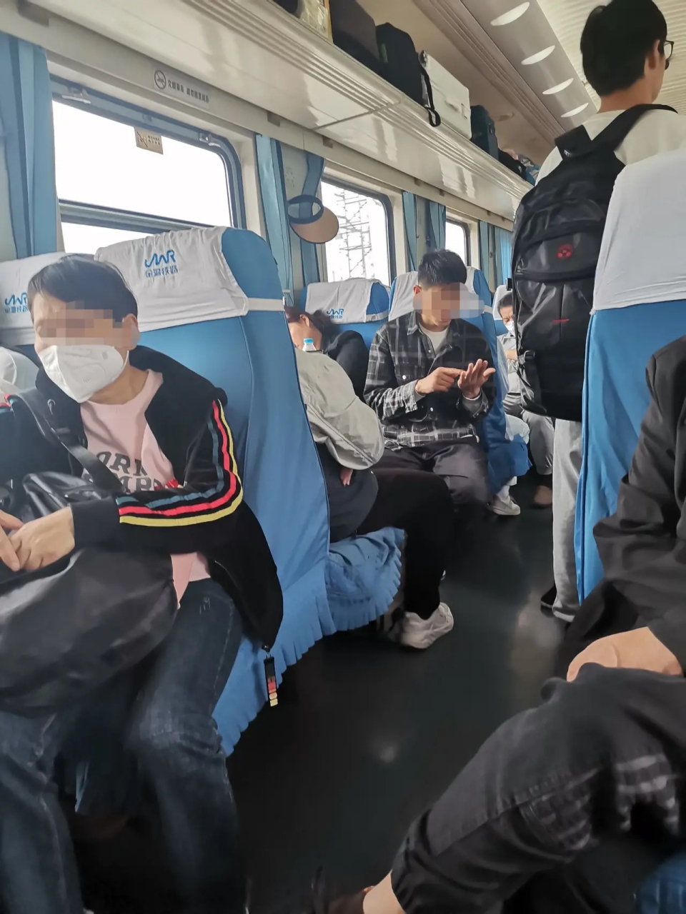 绿皮火车上遇到一大爷冲着乘务员骂骂咧咧:"站票就不应该售全价!