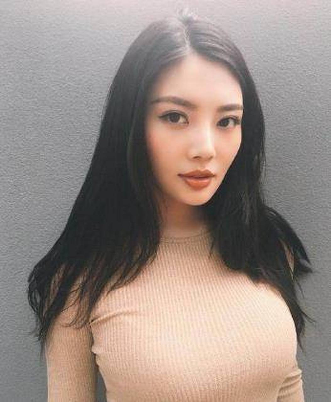 看到互联网平台晒出一张徐冬冬在街上时尚时尚的照片.