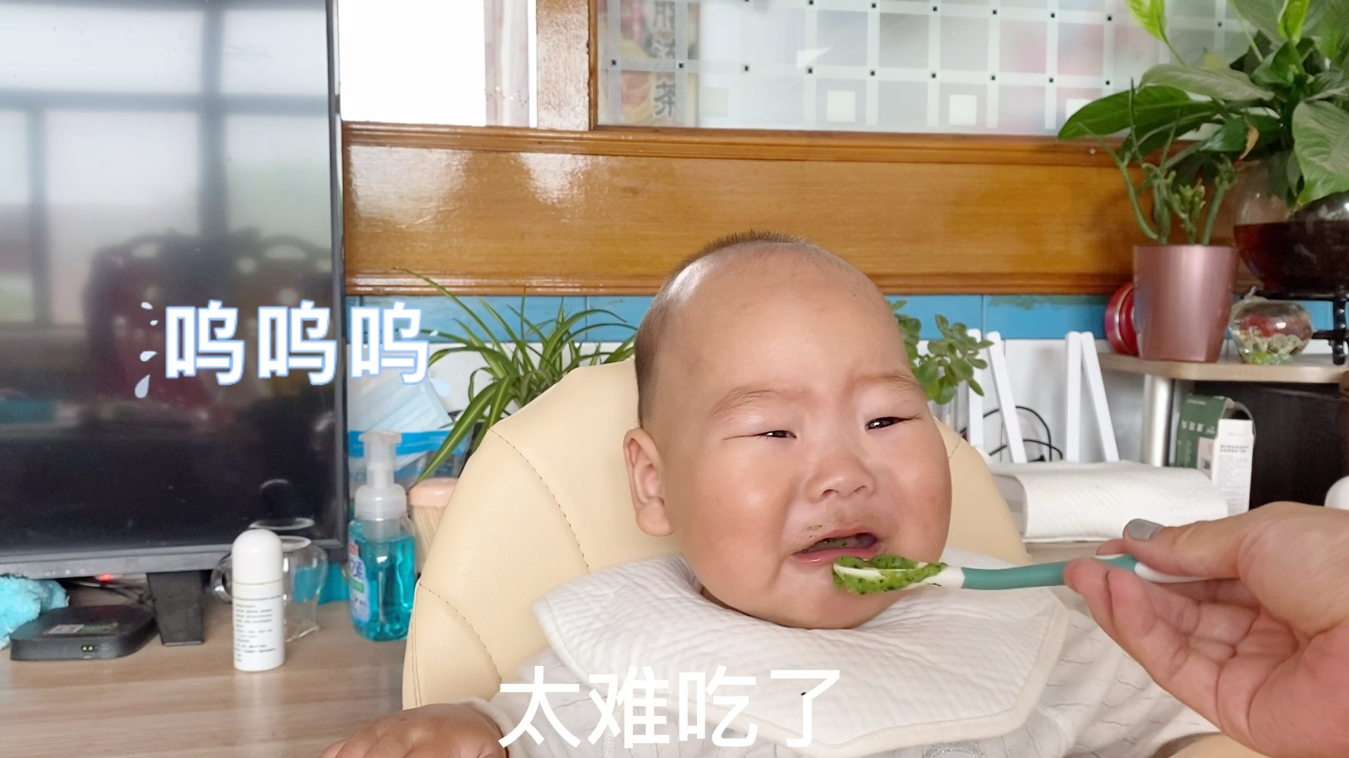 刚满七个月宝宝第一次吃菠菜泥,没有水果泥爱吃,宝妈要不要坚持