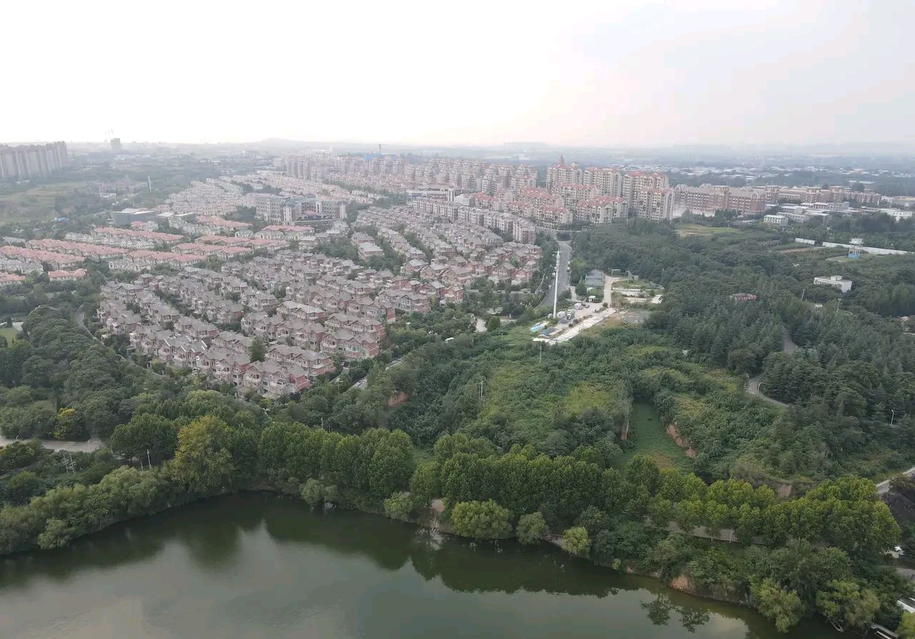 郑州市洞林湖某别墅楼盘,看到这个价格,大家都不淡定了?